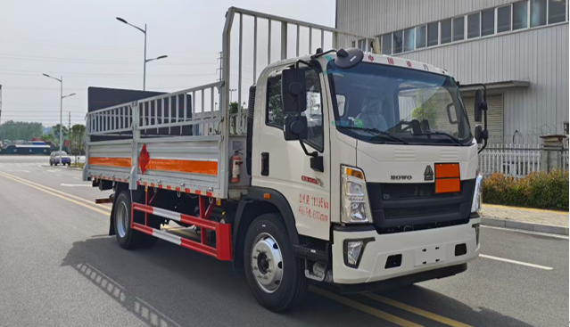 重汽豪沃5米2气瓶运输车