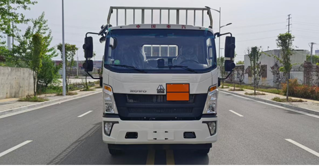 重汽豪沃5米2气瓶运输车