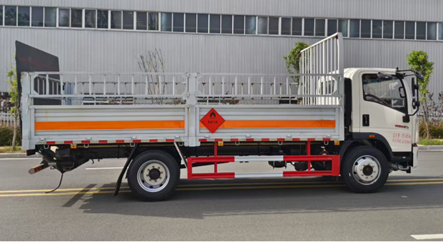 重汽豪沃5米2气瓶运输车