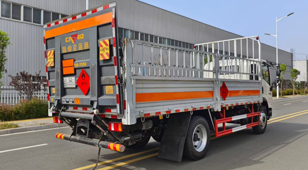 重汽豪沃5米2气瓶运输车