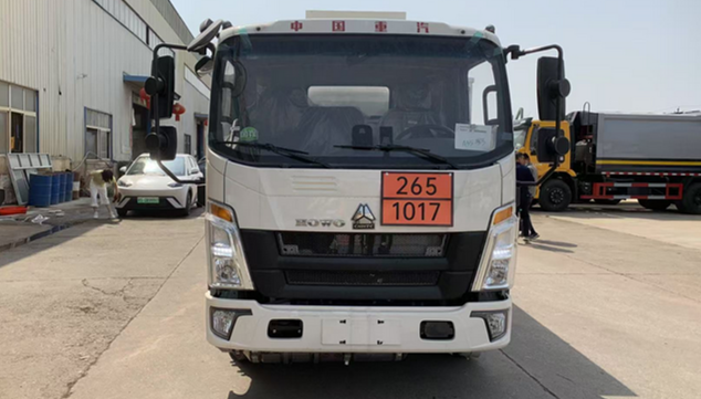 重汽4米1毒性气体厢式运输车