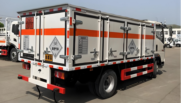 重汽4米1毒性气体厢式运输车