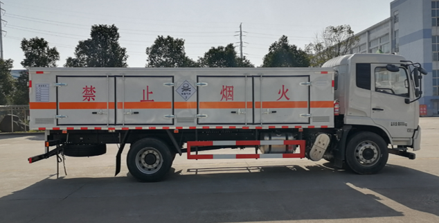 东风D9毒性气体厢式运输车