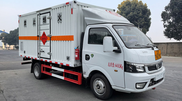 东风途逸易燃液体厢式运输车
