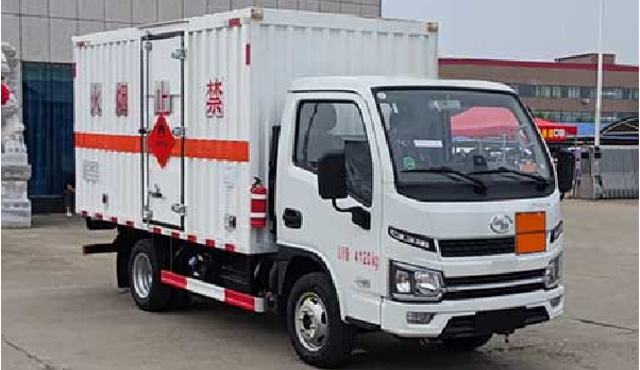跃进小型易燃液体厢式运输车